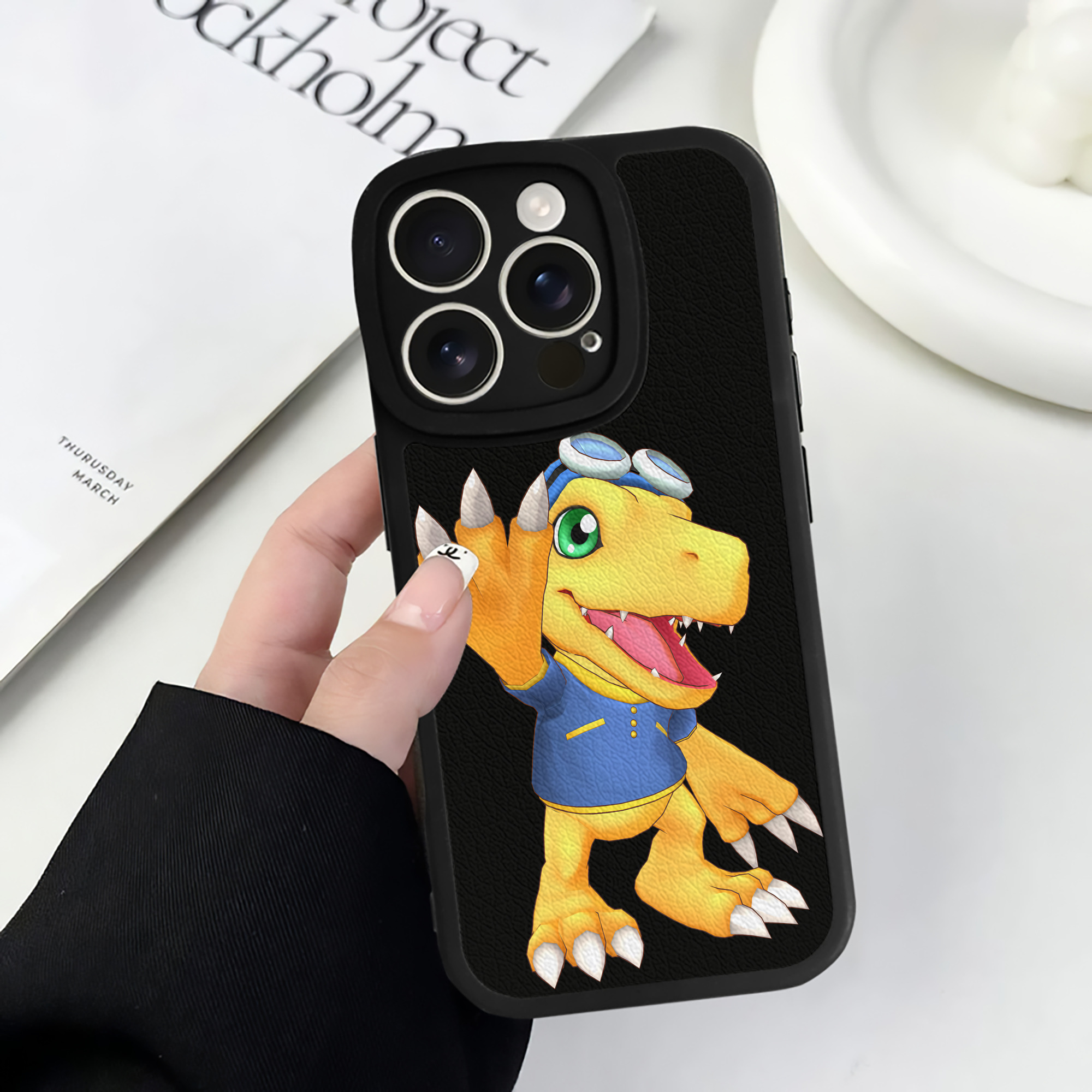 （画像用） Digimon デジタルモンスター/デジモン 【iPhone 16シリーズ対応】シリコンスマホケース（レザー調） 材質：シリコン